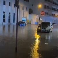 Проливни дъждове наводниха Дубай (СНИМКИ)