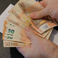 Повече пари в банката, но и по-голямо задлъжняване