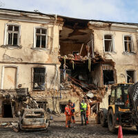 Ранени и загинали при при удари по жилищни сгради и родилен дом в Украйна
