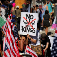 „Без крале“: Хиляди излизат на протест срещу Доналд Тръмп в САЩ