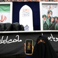 Зад стените на Техеран: Редки кадри показват живота в сърцето на войната