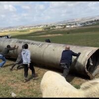 Голям фрагмент от ракета беше открит в Израел (ВИДЕО)