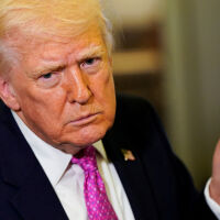 Тръмп с нов ултиматум: Или сделка до 10 дни, или ще унищожи петролната инфраструктура на Иран