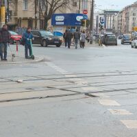 Опасност на „Петте кьошета“: Парче от релса проби кола в движение