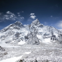 Шерпи тровели катерачи към Еверест с бакпулвер, за да ги „спасяват“ с хеликоптери