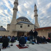 „Здраве, мир и надежда“: Политици поздравиха мюсюлманите за празника Курбан Байрам