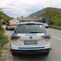 Изпреварване, завършило в катастрофа: Бебе и майка са в реанимация след тежък удар