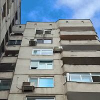 Полицаи спасиха 30-годишен мъж, подготвил се да скочи от седмия етаж на блок в Кърджали