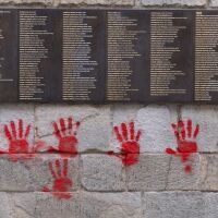 Прокуратурата иска 2 до 4 години затвор за четиримата българи, нарисували графити по мемориала на Холокоста в Париж