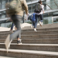 От екрана до училищния двор: Децата са в опасност, докато цари колективна безотговорност