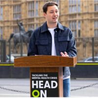 „Помолих непознати да напишат писма с надежда, за да не преживяват други това, през което премина брат ми - резултатът е феноменален"