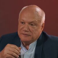 „Трябва да спрем да мечтаем за свят без кризи. Той винаги ще бъде в такава“