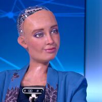 Ексклузивно в главната роля: Тя, роботът - София! 