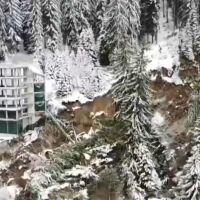 Активното свлачище и непочистените пътища създават хаос в Родопите 