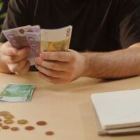 Близо 800 000 работещи у нас може да останат без ваучери за храна още през есента