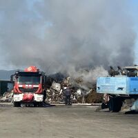 Пожарът в база за вторични суровини в Сливен е локализиран (ВИДЕО И СНИМКИ)