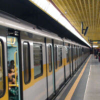 Няколко души пострадаха при рязко спиране на метровлак в Милано
