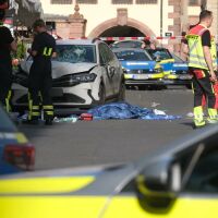 Двама загинали и много ранени, след като кола се вряза сред хора в Лайпциг
