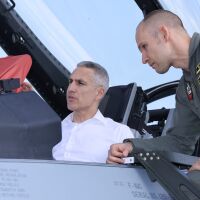 Гюров в ролята на пилот: Премиерът разгледа изтребителите F-16 отблизо (СНИМКИ)