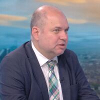 Владислав Панев за мерките срещу поскъпването: Още чиновници в администрацията - това ли ще е големият ефект?