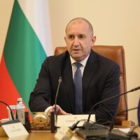 Радев се среща с бизнеса, синдикатите и регулаторите за овладяване на цените. Депутатите гласуват промените