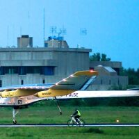 Самолетът, обиколил света без използване на гориво, се разби в морето