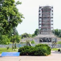 След спорове и протест: Столична община придобива фигурите от Паметника на Съветската армия