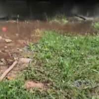 Хора в "Мусагеница" с кирки и лопати си създават "СПА център" след авария на "Топлофикация", за която мерки няма