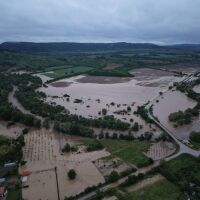 Евакуация в Севлиево, водата по улиците достигна 1,20 метра (СНИМКИ)