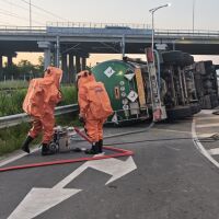 12-часова акция: Изправиха цистерната с киселина, обърнала се край Пловдив (СНИМКИ)