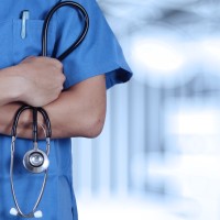 Британски лекар е обвинен в сексуални престъпления срещу 38 пациенти - сред тях и дете