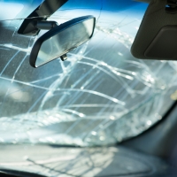 Двама души са в болница, след като кола самокатастрофира в стена на КПП в Добричко