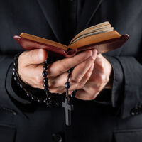 Арестуваха трима свещеници в Гърция 