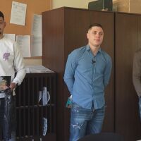 Обратно в клас, но като дарители: Трима младежи подариха книги на първокласници