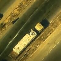 Видео показва как "Хамас" напада камион с помощи за Газа и потегля с него, след като извежда шофьора