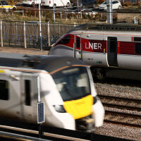 Мъж от Питърбъро е обвинен в 11 опита за убийство след нападението с нож във влак