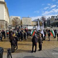 Протест срещу еврото пред БНБ по време на посещението на Кристин Лагард