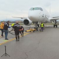 Сами срещу 40-тонен самолет: Христо Мусков и Велизар Митков репетират за рекорд на Гинес