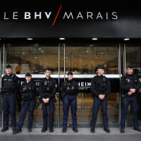 „Защитете децата, не Shein“: Парижани протестират срещу китайския магазин, който отваря врати във френската столица