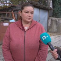 С три заема: Семейство укрепва само дома си, след като водният цикъл подкопава основите му