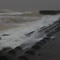 След като уби над 100 души във Филипините, тайфунът „Калмаеги“ стигна до Виетнам (ВИДЕО)