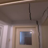 Серия от сигнали за напукани сгради в София: Строежът на метрото ли е причината?