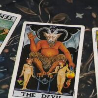 Карма, ясновидство и вяра в чудеса: Защо българите ходят на гледачки и на таро?