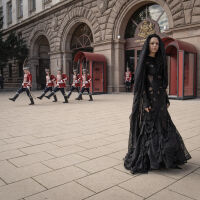 Забелязахте ли тайнственото момиче в черна сватбена рокля по улиците на София?