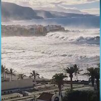 Огромни вълни убиха трима и раниха петнадесет в Тенерифе