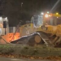 Мъж открадна и подкара през централна улица 24-тонен верижен челен товарач