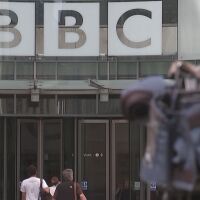 Скандалът в Би Би Си не стихва: Оставки, заплахи и съд