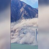 Срути се част от новооткрит мост в Китай (ВИДЕО)