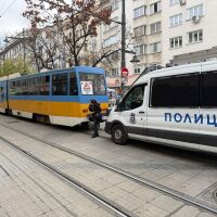 „Момичето беше затиснато под скарата на трамвая“: Блъснатото дете е извън опасност