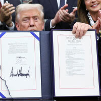 Стотици хиляди без заплати: Тръмп сложи край на най-дългото спиране на работата на правителството на САЩ